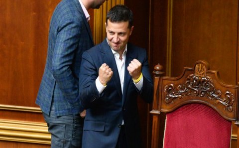 Zelenski deputat toxunulmazlığını ləğv etdi