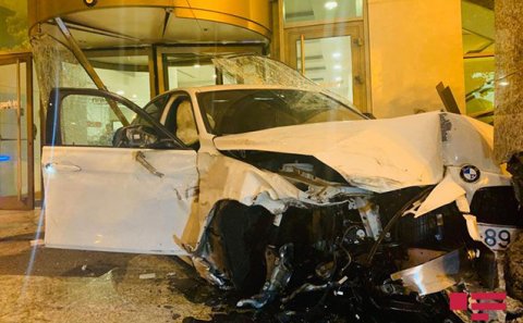Bakıda BMW məşhur otelə belə çırpıldı - Video+ Fotolar