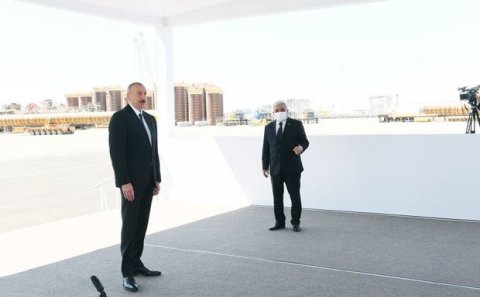 İlham Əliyev “Qarabağ” yatağının dayaq blokunun dənizə yola salınması mərasimində - FOTO