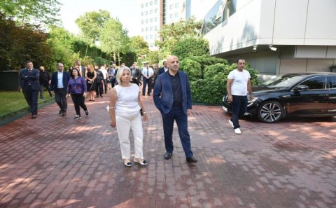 Həbs qərarı götürülən Mübariz Mənsimov ilk dəfə “Palmali”yə gəldi: 