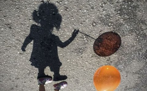 Bakıda müəmmalı hadisə: Oynamaq üçün həyətə düşən üç bacı itkin düşüb