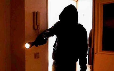 Ucarda maskalı quldurlar tək yaşayan qadının evinə basqın etdilər