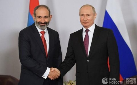 Putinlə Paşinyanın görüşü başladı