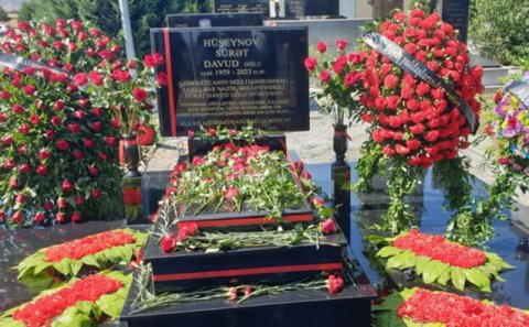 Surət Hüseynovun məzardaşına bu sözlər yazıldı - Foto