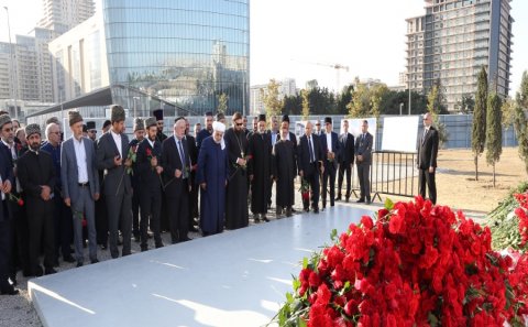Şeyxülislamın rəhbərliyi ilə din xadimləri  Zəfər Parkında olub, İkinci Fəxri xiyabanı ziyarət ediblər