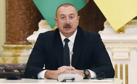 “Öyrəşiblər ki, gəlib onların qabağında baş əysinlər...”