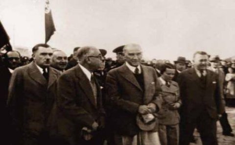 Cümhuriyyət elan ediləndə Papa başını tutur və deyir...