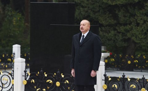 İlham Əliyev Heydər Əliyevin məzarını ziyarət etdi - Fotolar
