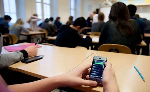 Şagirdlərə məktəbə mobil telefon gətirməyə qadağa qoyulması ilə bağlı yayılan məlumata aydınlıq gətirildi