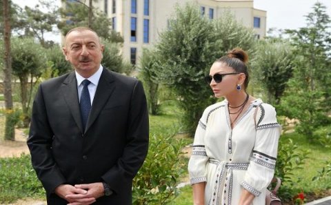 Prezident və xanımı Qırmızı Bazar qəsəbəsində...