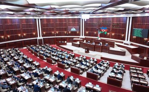 Milli Məclisin plenar iclası başlayıb - Gündəlikdə 8 məsələ var