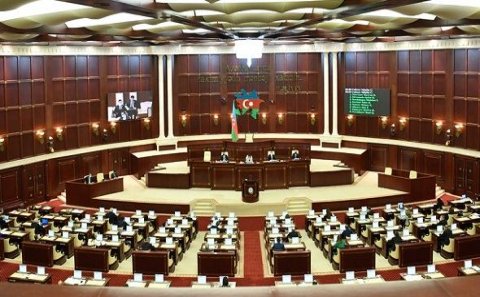 Əli Əsədovun baş nazir olmasına qarşı çıxan yeganə deputat kimdir?