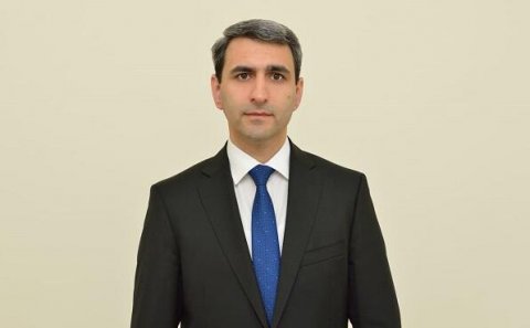 Yüksək vəzifəli məmur üç xanım əməkdaşına maşın hədiyyə edib