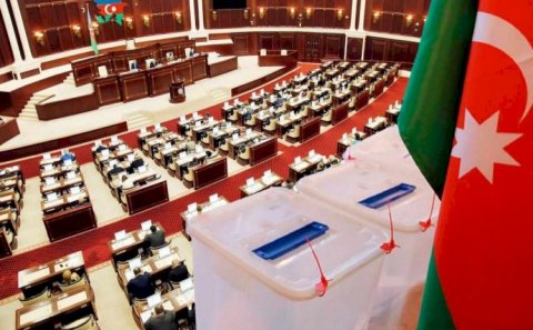 Deputat olmaq üçün özgəsinin arvadını öpürlər...