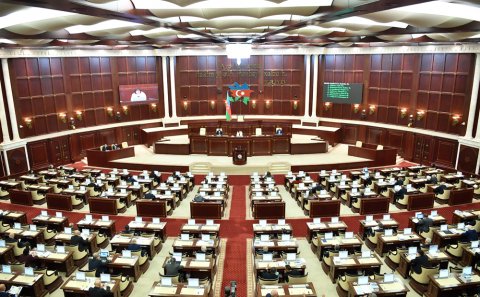 Deputatlar büdcə üçün toplaşdı - Əli Əsədov parlamentə GƏLDİ