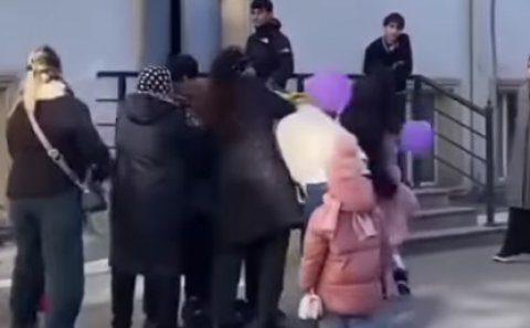 Məktəbdə valideynlər arasında dava - Polis araşdırma APARIR