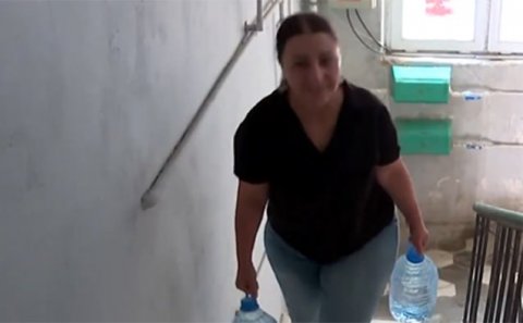 “Hamı vedrə əlində küçələrdədir...” - Video