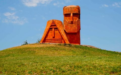 Xankəndidəki erməni abidəsi ilə bağlı məsələ böyüdü – Həsənquliyevin deputat həmkarından sərt açıqlama