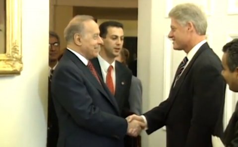 Eldar Namazov Prezident Aparatından qovulan bu tərçüməçidən bəhs edib - FOTOLAR
