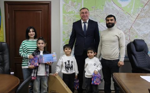 Azərbaycanlı ailəyə hədiyyələr verməsi qalmaqala səbəb oldu - Foto