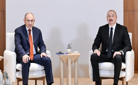 İlham Əliyevlə Paşinyan arasında geniş tərkibdə görüş keçirildi