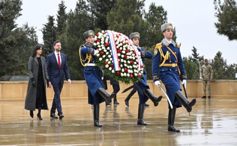Vens və xanımı Şəhidlər xiyabanını ziyarət etdi