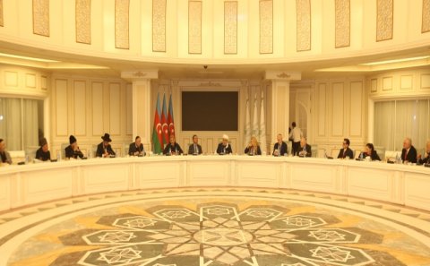 Şeyxülislam Allahşükür Paşazadə Betsi Berns Kornla görüşdü